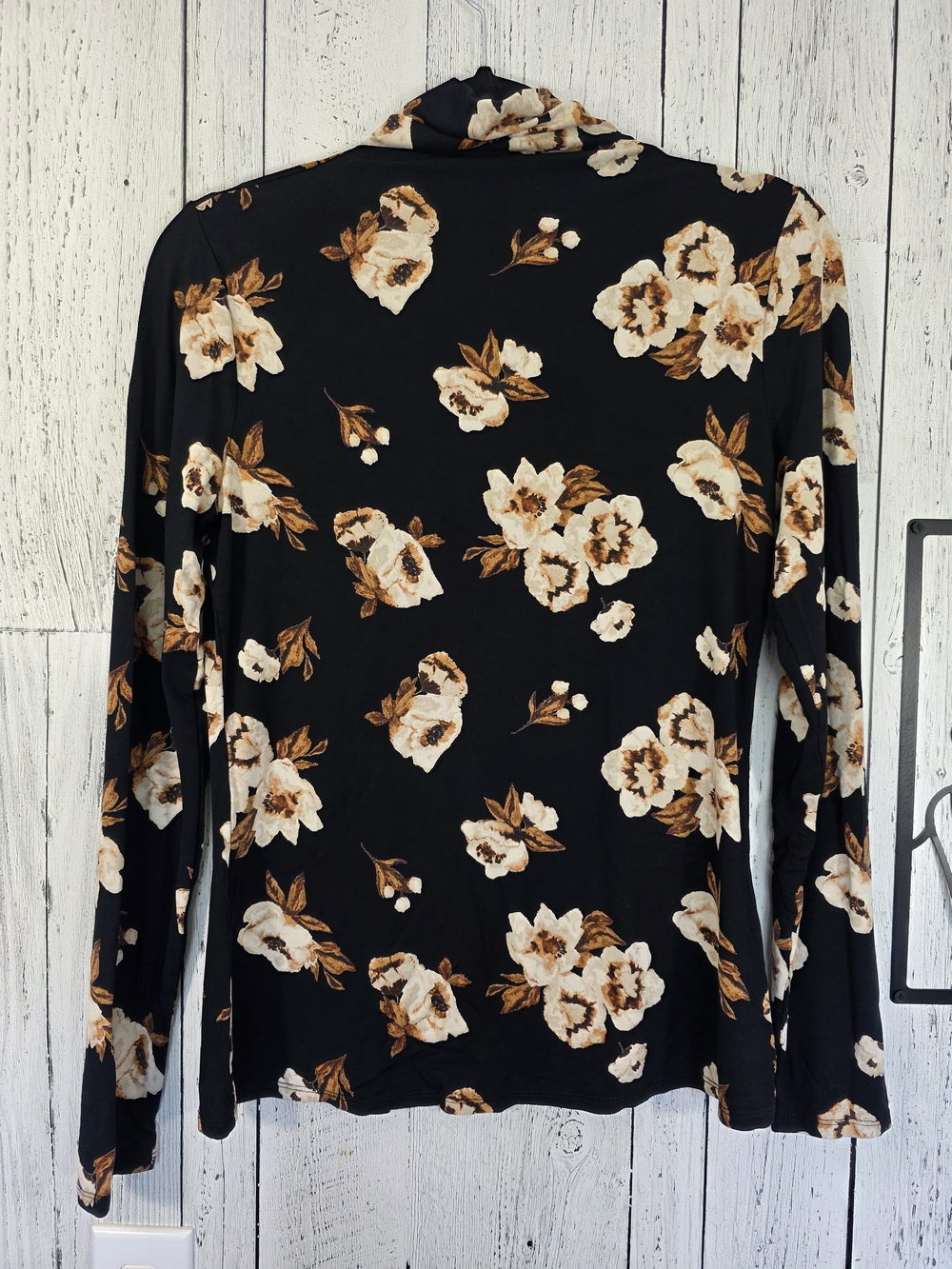 RW&CO Floral Turtleneck Top Size M Black Cream Fall Fashion, Layering Top